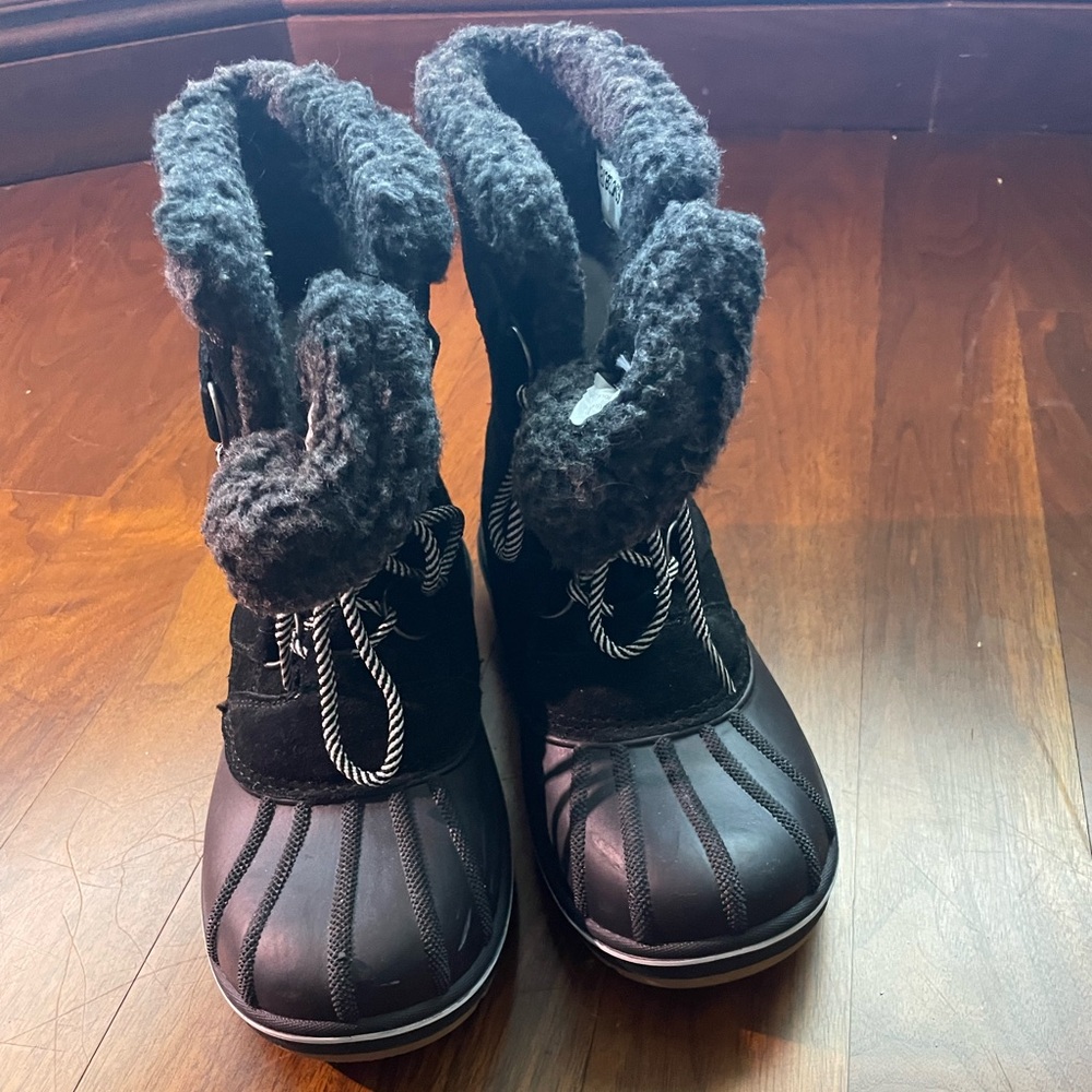 Cat & Jack, like new kids snow boots, Sherpa lined size 4. Black w/ gray Sherpa